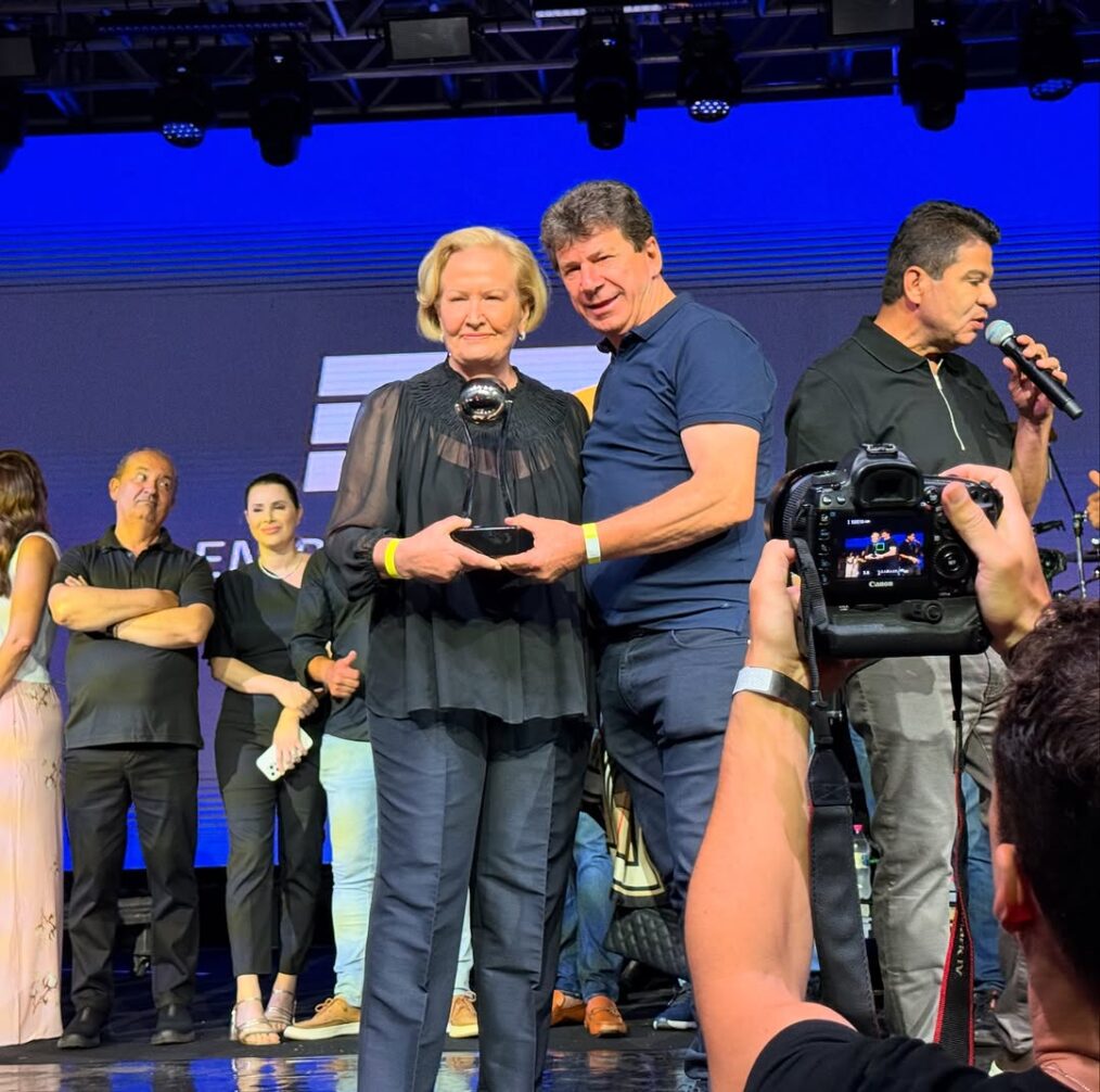 Ana Amélia Lemos é homenageada com o prêmio Empreendedores do Brasil